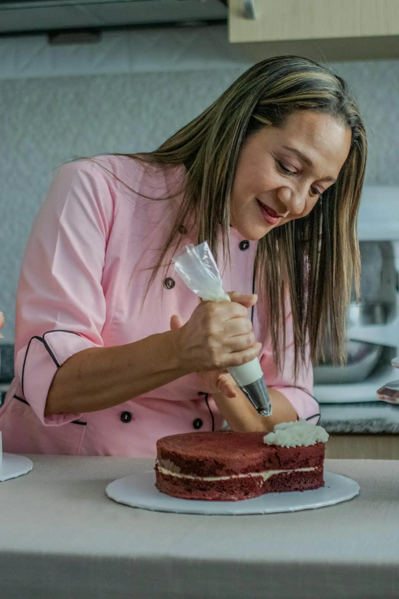 Mulher confiante em ambiente profissional